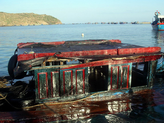 Tàu chở dầu bị chìm được trục vớt tại biển Nhơn Hải. Ảnh: Ngọc Nhuận