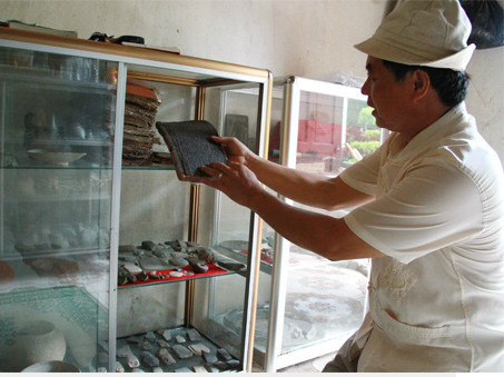 Ông Trọng và những mảnh gốm vỡ sưu tầm của mình. Ảnh: P.D.