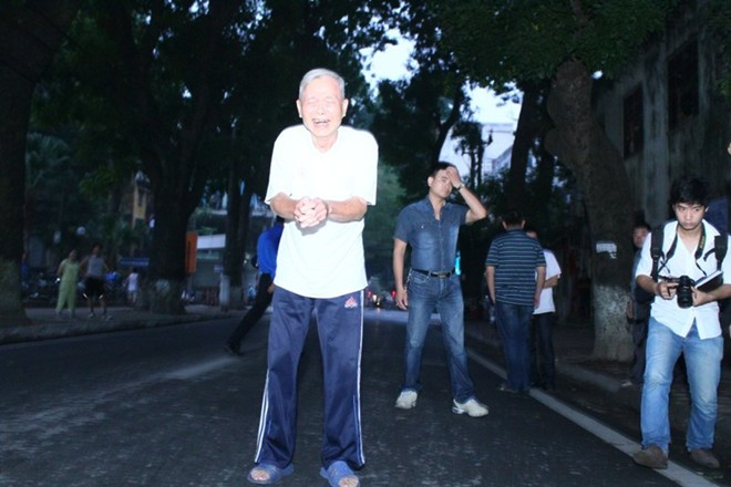 Một cảnh tượng khiến nhiều người rơi lệ trước lễ tang của Đại tướng