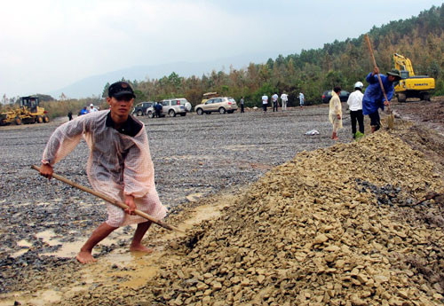 Công nhân tiến hành san lấp, hoàn chính bãi chính của khu an táng