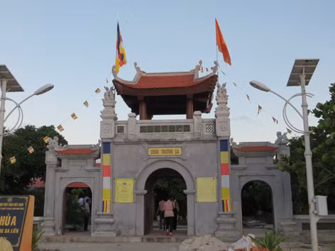  Các công trình tôn giáo được tôn tạo trên một loạt đảo cho thấy chủ quyền của chúng ta được biểu hiện trong mọi lĩnh vực. Trong ảnh: Chùa trên đảo Trường Sa Lớn do các phật tử đóng góp tôn tạo