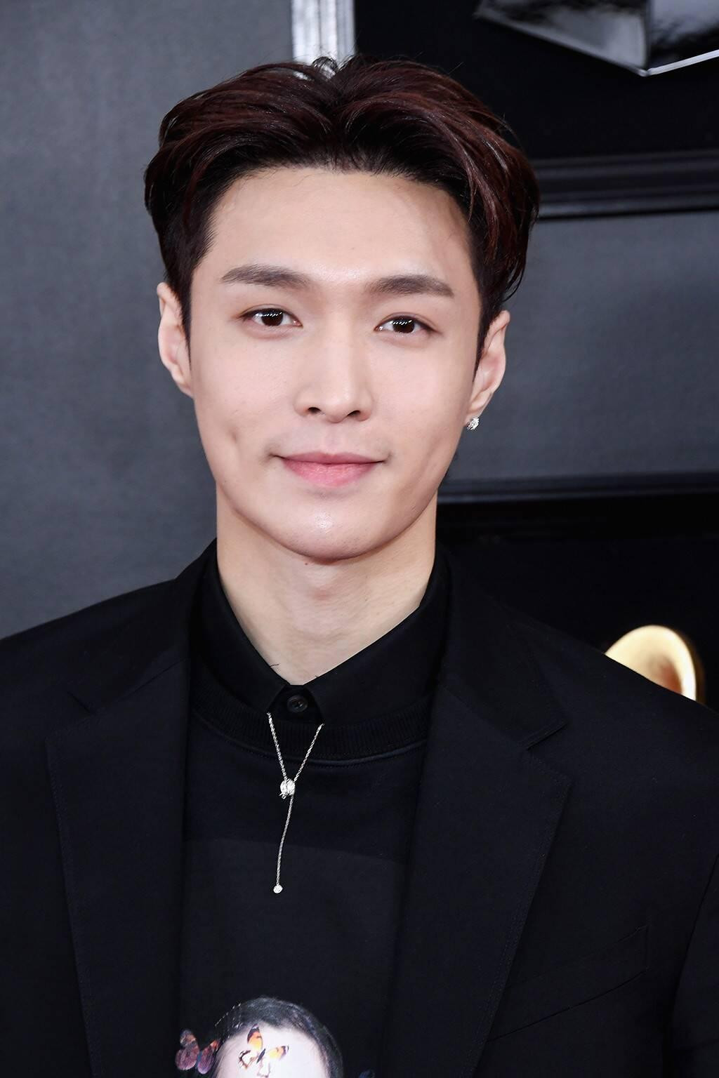 20. Lay (Trương Nghệ Hưng) là cựu thành viên EXO. Hiện anh hoạt động ở Trung Quốc với tư cách ca sĩ, nhạc sĩ, nhà sản xuất âm nhạc, vũ công và diễn viên