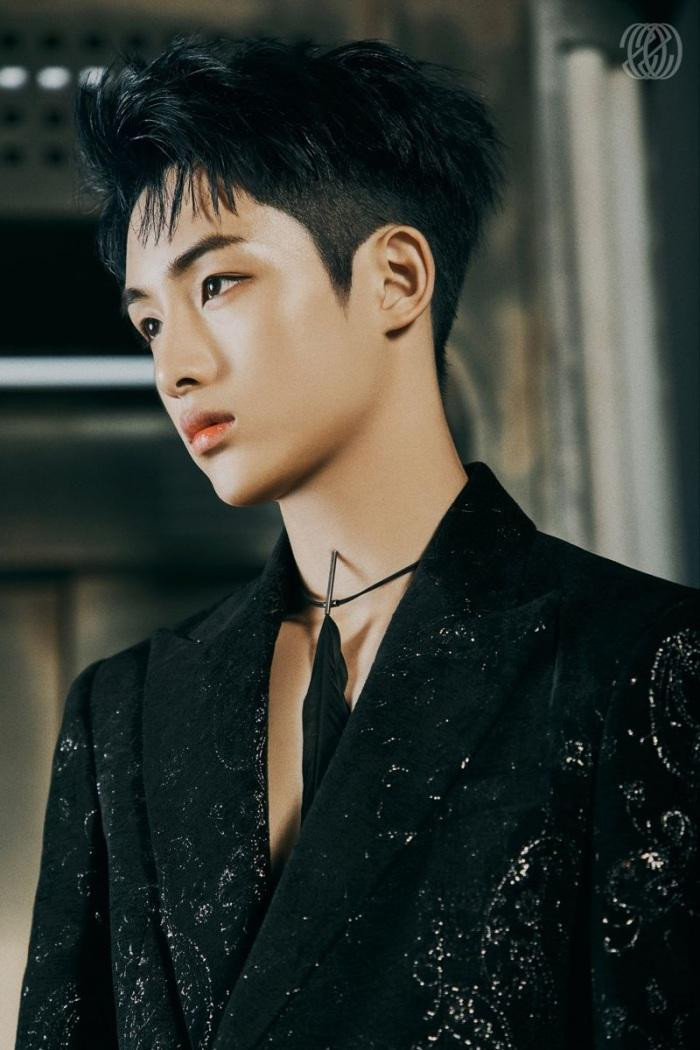 8. Winwin (Đổng Tư Thành) là ca sĩ, vũ công người Trung Quốc. Anh là thành viên của nhóm nhạc Hàn Quốc NCT.