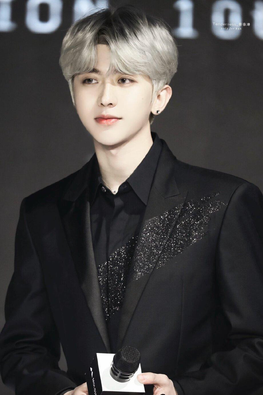 12. Thái Từ Khôn là nam ca sĩ, rapper, nhạc sĩ, nhà sản xuất âm nhạc, DJ người Trung Quốc; cựu thành viên, center kiêm trưởng nhóm Nine Percen. Anh từng vướng tin đồn hẹn hò với Lisa (Black Pink), AngelaBaby.