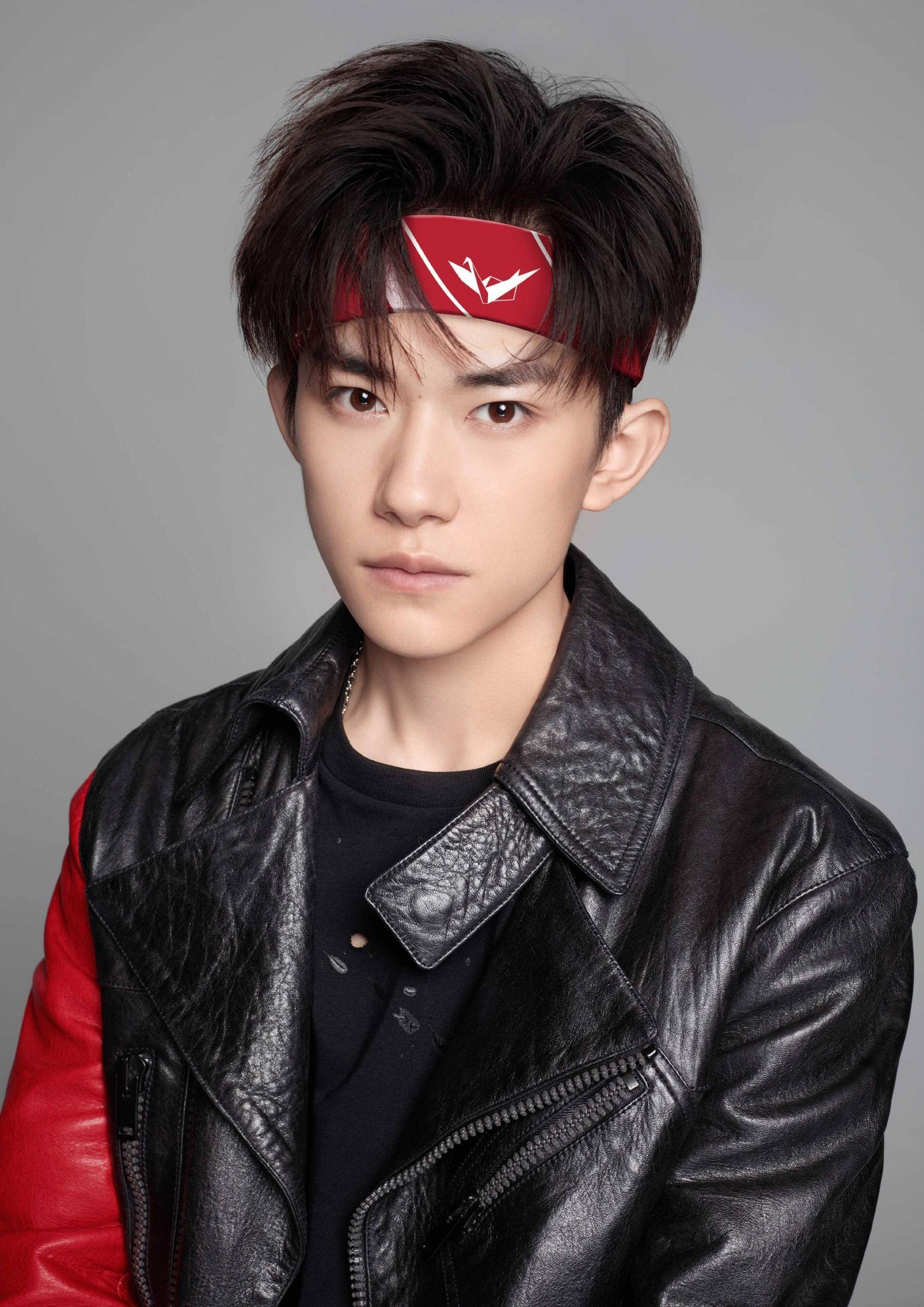 10. Dịch Dương Thiên Tỉ là thành viên của nhóm nhạc TFBOYS. Ngoài ra, anh cũng &quot;lấn sân&quot; làm diễn viên thành công với loạt vai diễn ấn tượng trong &quot;Trường An 12 canh giờ&quot;, &quot;Em của thời niên thiếu&quot;...