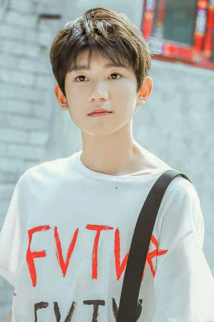 9. Vương Nguyên là một &quot;mẩu&quot; khác của TFBOYS. Anh được tạp chí Time bình chọn là một trong 30 thanh thiếu niên có sức ảnh hưởng nhất thế giới năm 2017. Vương Nguyên cũng là Đại sứ Quỹ Nhi đồng Liên Hợp Quốc từ năm 2018.