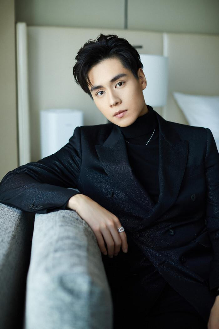 16. Hồ Nhất Thiên là một diễn viên, người mẫu người Trung Quốc. Anh trở nên nổi tiếng nhờ vai diễn Giang Thần trong bộ phim &quot;Gửi thời thanh xuân ngây thơ tươi đẹp&quot;.