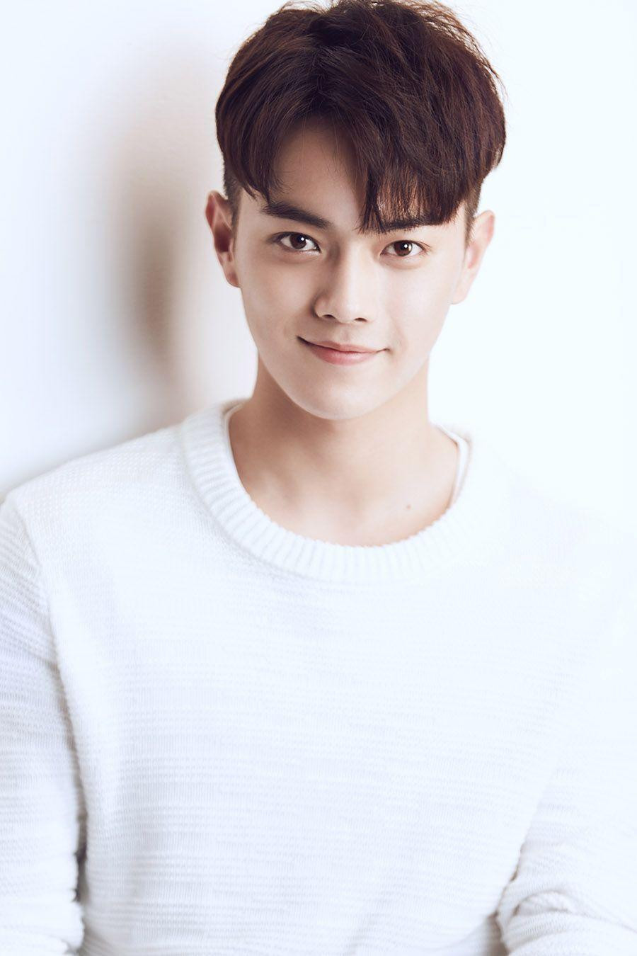 2. Hứa Khải là diễn viên, người mẫu ở Trung Quốc. Anh nổi tiếng nhờ vai Phú Sát Phó Hằng trong &quot;Diên Hi Công Lược&quot; năm 2018.