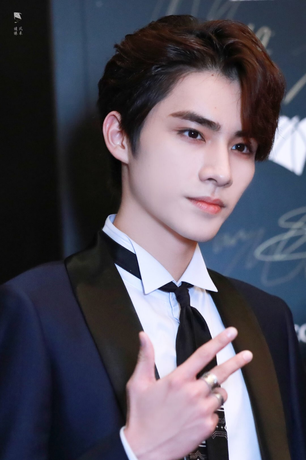 18. Xiaojun là thành viên của WayV, nhóm nhỏ của NCT ở Trung Quốc được quản lý bởi SM Entertainment và Label V.