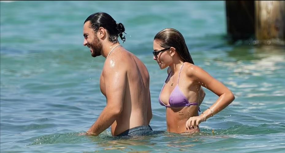 Đi cùng Thylane là bạn trai mới quen. Trước đó, cô từng hẹn họ với DJ người Pháp Milane Meritte và chia tay hồi năm ngoái. Đi cùng Thylane là bạn trai mới quen. Trước đó, cô từng hẹn họ với DJ người Pháp Milane Meritte và chia tay hồi năm ngoái.