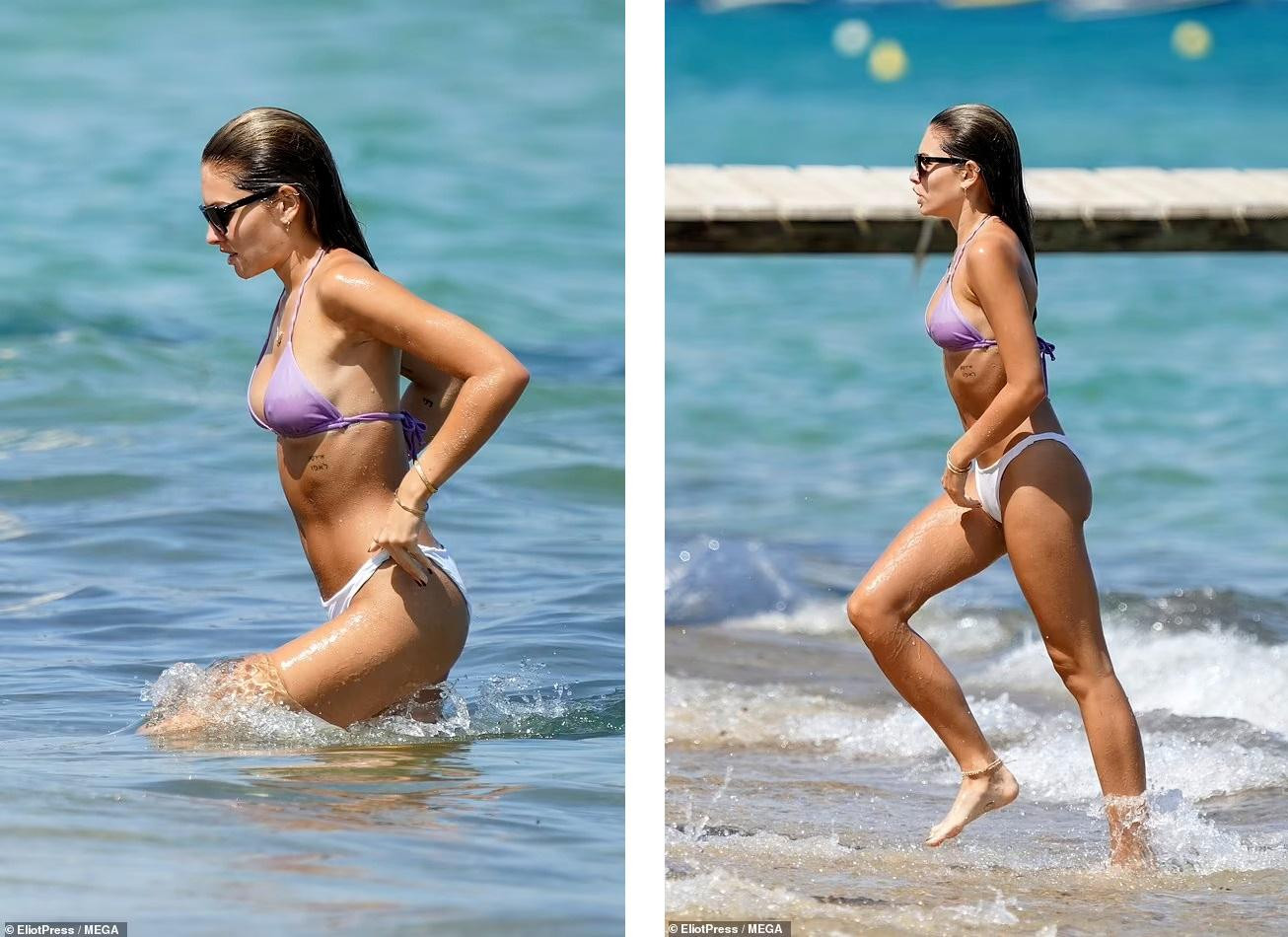 Người đẹp Thế hệ Z mặc bikini, với áo tím và quần trắng, khoe hình thể cân đối, săn chắc và làn da nâu quyến rũ. Cô cũng để lộ hình xăm ở dưới chân ngực. Người đẹp Thế hệ Z mặc bikini, với áo tím và quần trắng, khoe hình thể cân đối, săn chắc và làn da nâu quyến rũ. Cô cũng để lộ hình xăm ở dưới chân ngực.