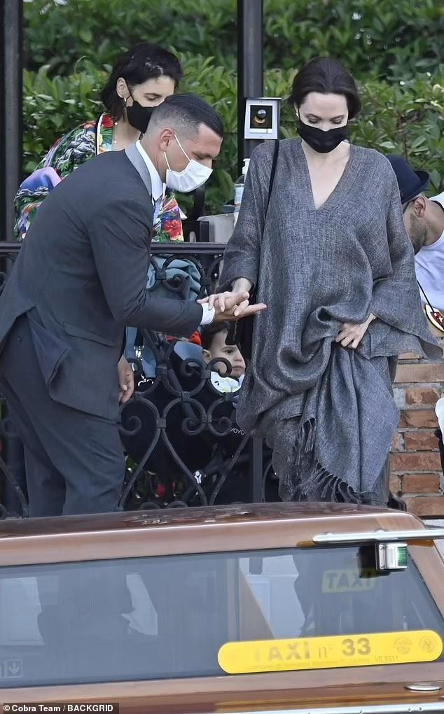 Tuy vậy, càng lớn tuổi, Angelina càng toát lên khí chất dịu dàng, điềm tĩnh, khác hẳn với quá khứ nổi loạn thuở đôi mươi. Gần đây, người đẹp đã lật ngược tình thế, hủy bỏ được quyền nuôi con chung với chồng cũ Brad Pitt.