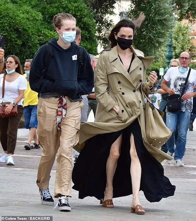 Cánh săn ảnh chụp được khoảnh khắc ngôi sao &quot;Salt&quot; bị gió thổi tốc váy, lộ đôi chân xương xẩu đáng lo ngại.