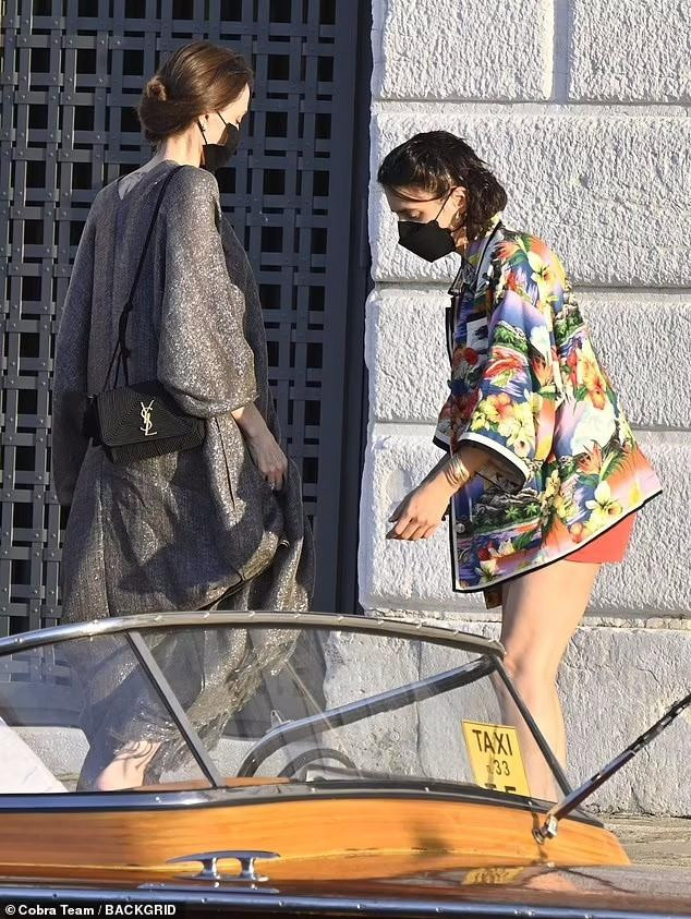 Có lẽ đó là lý do mỗi lần xuất hiện nơi công cộng, người đẹp 7x luôn mặc trang phục &quot;kín cổng cao tường&quot; để che đi cơ thể &quot;da bọc xương&quot;.