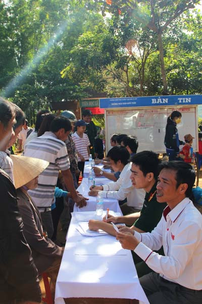 Giúp đỡ bà con đăng ký khám chữa bệnh