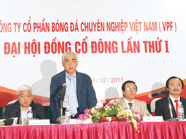Theo Phó chủ tịch VFF và VPF Lê Hùng Dũng, các ông bầu không nên có mặt trong Ban quản trị VPF. Ảnh: VSI. Theo Phó chủ tịch VFF và VPF Lê Hùng Dũng, các ông bầu không nên có mặt trong Ban quản trị VPF. Ảnh: VSI