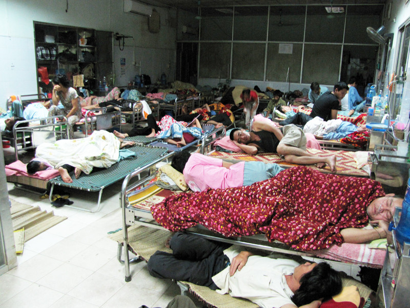 Phòng điều trị tim mạch tổng hợp C5 (bệnh viện Bạch Mai) tối thứ bảy (17-9). Ảnh: Tuấn Nguyễn Phòng điều trị tim mạch tổng hợp C5 (bệnh viện Bạch Mai) tối thứ 7 (17-9)