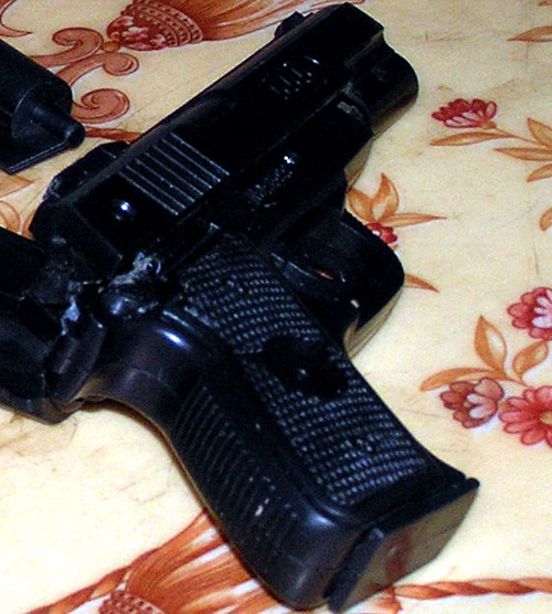 Khẩu súng nhựa mà hai tên dùng để cướp của bà L