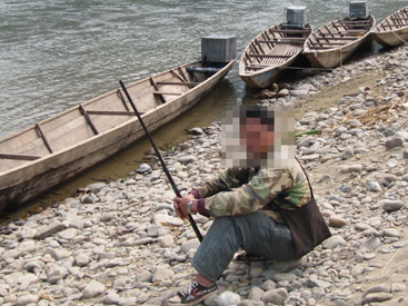 Miền núi Nghệ An vẫn nóng về tình trạng người dân dùng súng kíp đi săn bắn trong rừng, gây nên nhiều cái chết thương tâm.. Miền núi Nghệ An vẫn nóng về tình trạng người dân dùng súng kíp đi săn bắn trong rừng, gây nên nhiều cái chết thương tâm.