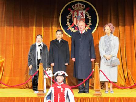 Chủ tịch nước Nguyễn Minh Triết và Nhà vua Juan Carlos (giữa) tại lễ đón. Ảnh: VOV