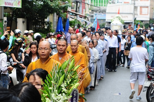 Các vị sư đi trước cầu an cho Wanbi Tuấn Anh