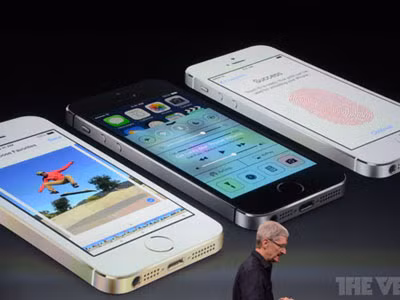 CEO Tim Cook lên giới thiệu chiếc iPhone 5S tại sự kiện diễn ra đêm qua theo giờ Việt Nam