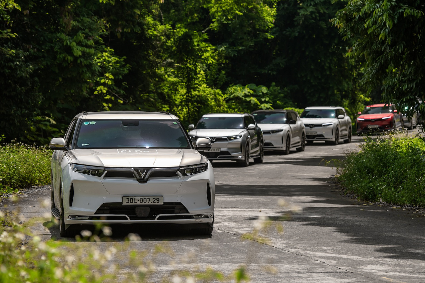 Theo lộ trình kịch bản tăng tốc giảm phát thải carbon, việc chuyển sang xe điện sẽ giúp Việt Nam tiết kiệm 498 tỷ USD từ nhập khẩu dầu. Ảnh: Vinfast.