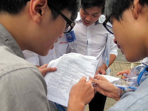 TS dự thi vào Trường ĐH Bách khoa TP.HCM được đăng ký xét tuyển thêm NV1B khi làm thủ tục dự thi. Ảnh: Đào Ngọc Thạch. TS dự thi vào Trường ĐH Bách khoa TP.HCM được đăng ký xét tuyển thêm NV1B khi làm thủ tục dự thi. Ảnh: Đào Ngọc Thạch