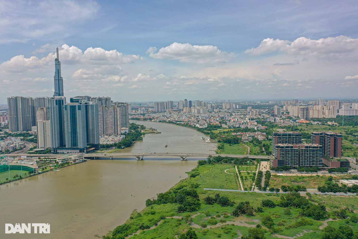 Ngoài hệ thống đường giao thông, Khu đô thị mới Thủ Thiêm cũng kết nối với trung tâm quận 1 qua 2 cây cầu lớn là cầu Thủ Thiêm và cầu Ba Son. Trong đó, cầu Thủ Thiêm kết nối đường Ngô Tất Tố, đường Nguyễn Hữu Cảnh (quận Bình Thạnh) đến đường Nguyễn Cơ Thạch (Khu đô thị mới Thủ Thiêm, TP Thủ Đức). Tổng mức đầu tư vào khoảng 1.500 tỷ đồng, hoàn thành từ năm 2010. Ngoài hệ thống đường giao thông, Khu đô thị mới Thủ Thiêm cũng kết nối với trung tâm quận 1 qua 2 cây cầu lớn là cầu Thủ Thiêm và cầu Ba Son. Trong đó, cầu Thủ Thiêm kết nối đường Ngô Tất Tố, đường Nguyễn Hữu Cảnh (quận Bình Thạnh) đến đường Nguyễn Cơ Thạch (Khu đô thị mới Thủ Thiêm, TP Thủ Đức). Tổng mức đầu tư vào khoảng 1.500 tỷ đồng, hoàn thành từ năm 2010.