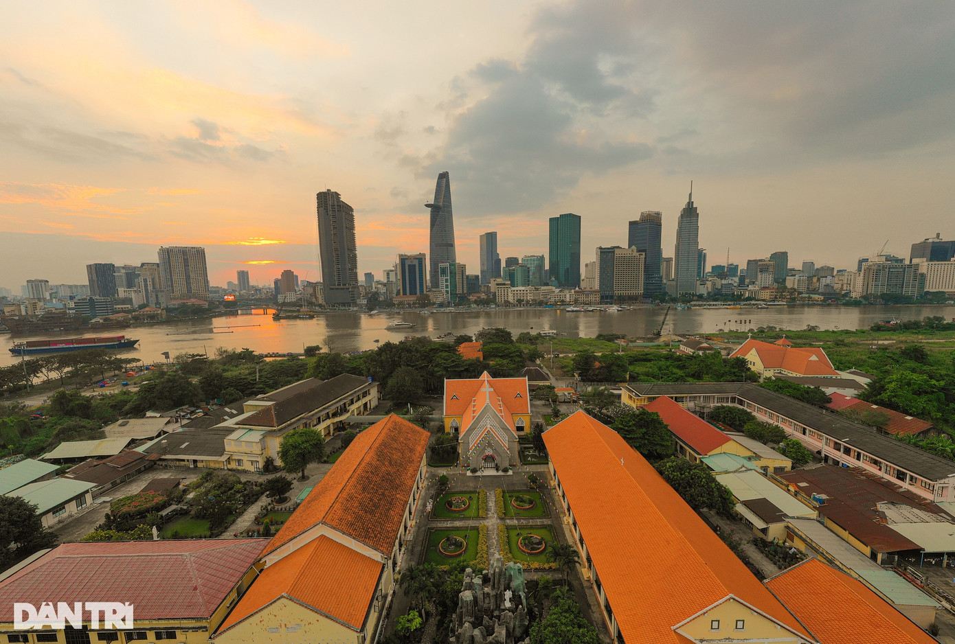 Một công trình văn hóa nổi bật khác không thể không nhắc đến ở Khu đô thị Thủ Thiêm là Nhà thờ, tu viện Hội dòng Mến Thánh giá Thủ Thiêm có giá trị lịch sử với hơn 150 năm. Công trình này nằm trong khu chức năng 2A, sát bờ sông Sài Gòn, diện tích khoảng 4ha. Một công trình văn hóa nổi bật khác không thể không nhắc đến ở Khu đô thị Thủ Thiêm là Nhà thờ, tu viện Hội dòng Mến Thánh giá Thủ Thiêm có giá trị lịch sử với hơn 150 năm. Công trình này nằm trong khu chức năng 2A, sát bờ sông Sài Gòn, diện tích khoảng 4ha.