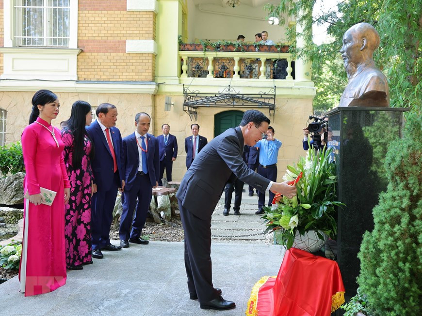Chủ tịch nước Võ Văn Thưởng và Phu nhân đặt hoa trước tượng Bác Hồ. (Ảnh: Thống Nhất/TTXVN) Chủ tịch nước Võ Văn Thưởng và Phu nhân đặt hoa trước tượng Bác Hồ. (Ảnh: Thống Nhất/TTXVN)
