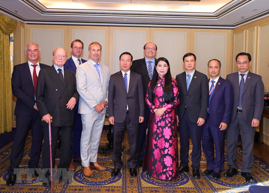 Tiếp tục chuyến thăm chính thức Cộng hòa Áo, chiều 23/7/2023 (theo giờ địa phương), tại Thủ đô Vienna, Chủ tịch nước Võ Văn Thưởng tiếp Chủ tịch Hội Hữu nghị Áo-Việt Nam Alfred Gerstl và một số bạn bè người Áo. (Ảnh: Thống Nhất/TTXVN) Tiếp tục chuyến thăm chính thức Cộng hòa Áo, chiều 23/7/2023 (theo giờ địa phương), tại Thủ đô Vienna, Chủ tịch nước Võ Văn Thưởng tiếp Chủ tịch Hội Hữu nghị Áo-Việt Nam Alfred Gerstl và một số bạn bè người Áo. (Ảnh: Thống Nhất/TTXVN)