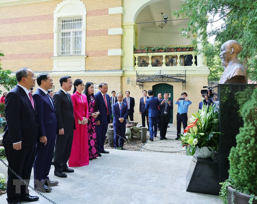 Chủ tịch nước và Phu nhân đặt hoa trước tượng Bác Hồ. (Ảnh: Thống Nhất/TTXVN) Chủ tịch nước và Phu nhân đặt hoa trước tượng Bác Hồ. (Ảnh: Thống Nhất/TTXVN)