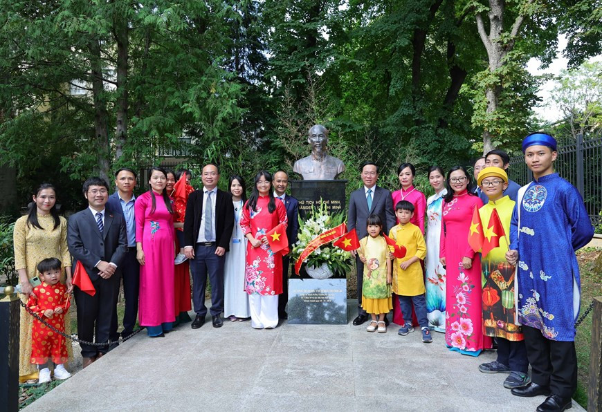 Tiếp tục chuyến thăm chính thức Cộng hòa Áo, chiều 23/7/2023 (theo giờ địa phương), tại Thủ đô Vienna, Chủ tịch nước Võ Văn Thưởng thăm Đại sứ quán Việt Nam tại Cộng hòa Áo. (Ảnh: Thống Nhất/TTXVN) Tiếp tục chuyến thăm chính thức Cộng hòa Áo, chiều 23/7/2023 (theo giờ địa phương), tại Thủ đô Vienna, Chủ tịch nước Võ Văn Thưởng thăm Đại sứ quán Việt Nam tại Cộng hòa Áo. (Ảnh: Thống Nhất/TTXVN)