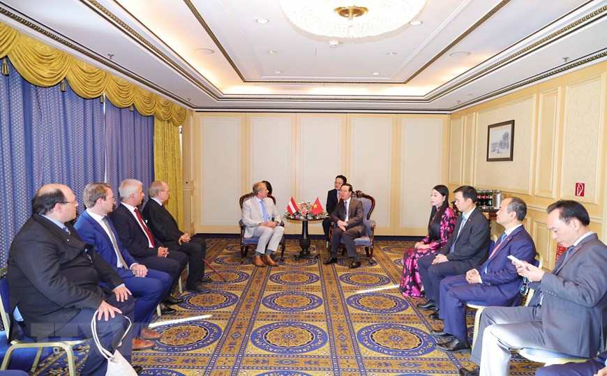 Chủ tịch nước Võ Văn Thưởng tiếp Chủ tịch Hội Hữu nghị Áo-Việt Nam Alfred Gerstl tại Thủ đô Vienna, chiều 23/7/2023 (gờ địa phương). (Ảnh: Thống Nhất/TTXVN) Chủ tịch nước Võ Văn Thưởng tiếp Chủ tịch Hội Hữu nghị Áo-Việt Nam Alfred Gerstl tại Thủ đô Vienna, chiều 23/7/2023 (gờ địa phương). (Ảnh: Thống Nhất/TTXVN)