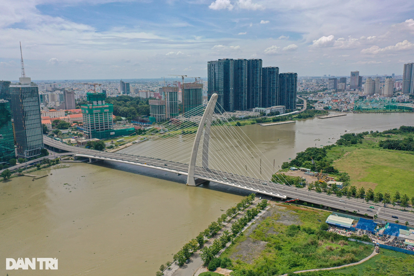 Cầu Ba Son kết nối từ đường Tôn Đức Thắng (quận 1) đến khu đô thị mới Thủ Thiêm. Cầu có tổng mức đầu tư 3.100 tỷ đồng, thông xe cuối tháng 4/2022. Kiến trúc cầu Ba Son được đánh giá là độc đáo, là biểu tượng mới của thành phố, với thiết kế dây văng, trụ tháp chính hình rồng nghiêng về Khu đô thị mới Thủ Thiêm. Cầu Ba Son kết nối từ đường Tôn Đức Thắng (quận 1) đến khu đô thị mới Thủ Thiêm. Cầu có tổng mức đầu tư 3.100 tỷ đồng, thông xe cuối tháng 4/2022. Kiến trúc cầu Ba Son được đánh giá là độc đáo, là biểu tượng mới của thành phố, với thiết kế dây văng, trụ tháp chính hình rồng nghiêng về Khu đô thị mới Thủ Thiêm.