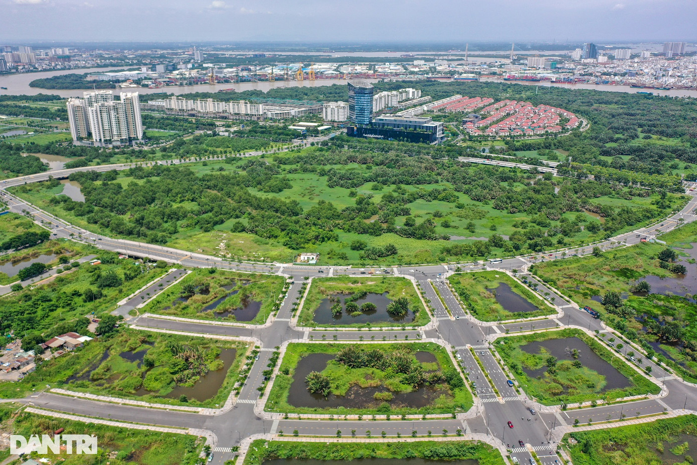 Các tuyến đường vòng cung được khởi công từ năm 2014, kỳ vọng thay đổi diện mạo khu đô thị và thúc đẩy kinh tế giao thương. Tuy nhiên, sau 9 năm, đến nay, cả 4 tuyến đường đều chưa được bàn giao, đã tạm ngưng thi công từ năm 2017 do vướng công tác bồi thường giải phóng mặt bằng. Các tuyến đường vòng cung được khởi công từ năm 2014, kỳ vọng thay đổi diện mạo khu đô thị và thúc đẩy kinh tế giao thương. Tuy nhiên, sau 9 năm, đến nay, cả 4 tuyến đường đều chưa được bàn giao, đã tạm ngưng thi công từ năm 2017 do vướng công tác bồi thường giải phóng mặt bằng.