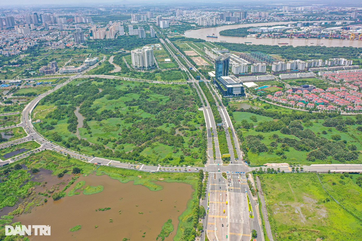 Cùng với hệ thống đường lớn, Khu đô thị mới Thủ Thiêm còn có 4 tuyến đường vòng cung R1, R2, R3, R4 với tổng chiều dài gần 12km, chiều rộng mặt cắt ngang từ 11,6m đến 55m. Tổng mức đầu tư 4 tuyến vào khoảng 8.300 tỷ đồng, theo Kiểm toán Nhà nước. Cùng với hệ thống đường lớn, Khu đô thị mới Thủ Thiêm còn có 4 tuyến đường vòng cung R1, R2, R3, R4 với tổng chiều dài gần 12km, chiều rộng mặt cắt ngang từ 11,6m đến 55m. Tổng mức đầu tư 4 tuyến vào khoảng 8.300 tỷ đồng, theo Kiểm toán Nhà nước.
