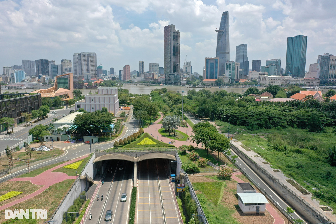 Hầm Thủ Thiêm là hầm vượt sông hiện đại nhất Đông Nam Á, được thông xe từ năm 2011, nối liền Đại lộ Đông - Tây của TPHCM, từ đường Võ Văn Kiệt hướng quận 1 sang đường Mai Chí Thọ hướng quận 2 (nay là TP Thủ Đức). Công trình hầm vượt sông Sài Gòn có chiều dài 1,49km, rộng 33m, cao 9m, có 6 làn xe lưu thông cho cả ô tô và xe máy. Hai bên làn đường có đường thoát hiểm. Tốc độ thiết kế 60km/giờ. Hầm Thủ Thiêm là hầm vượt sông hiện đại nhất Đông Nam Á, được thông xe từ năm 2011, nối liền Đại lộ Đông - Tây của TPHCM, từ đường Võ Văn Kiệt hướng quận 1 sang đường Mai Chí Thọ hướng quận 2 (nay là TP Thủ Đức). Công trình hầm vượt sông Sài Gòn có chiều dài 1,49km, rộng 33m, cao 9m, có 6 làn xe lưu thông cho cả ô tô và xe máy. Hai bên làn đường có đường thoát hiểm. Tốc độ thiết kế 60km/giờ.