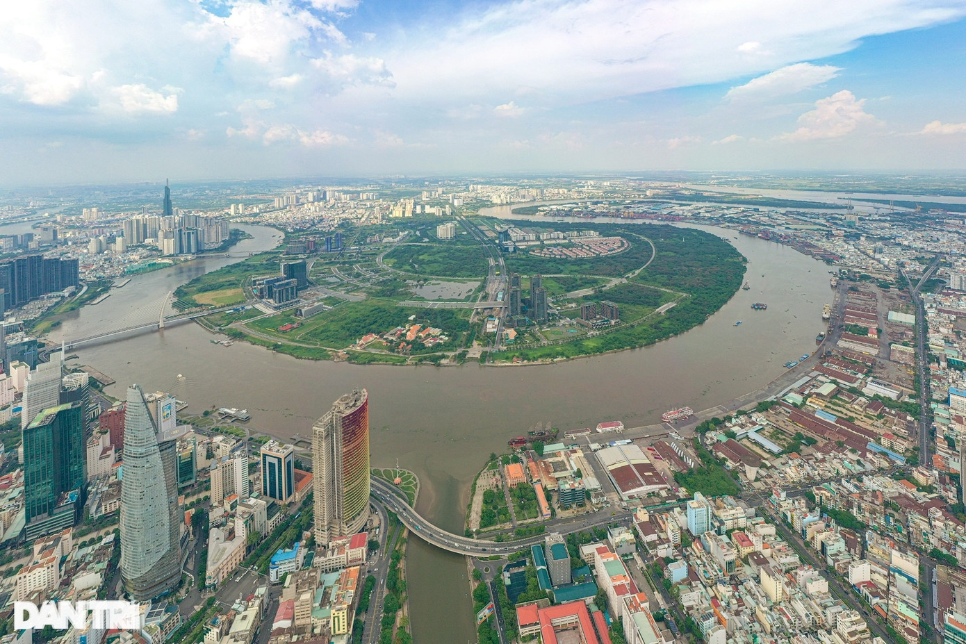 Khu đô thị mới Thủ Thiêm được Thủ tướng Chính phủ phê duyệt quy hoạch xây dựng 1/5000 vào năm 1996 với tổng diện tích 930ha, bao gồm khu đô thị mới (770ha) và khu tái định cư (160ha). Khu đô thị mới Thủ Thiêm được Thủ tướng Chính phủ phê duyệt quy hoạch xây dựng 1/5000 vào năm 1996 với tổng diện tích 930ha, bao gồm khu đô thị mới (770ha) và khu tái định cư (160ha).