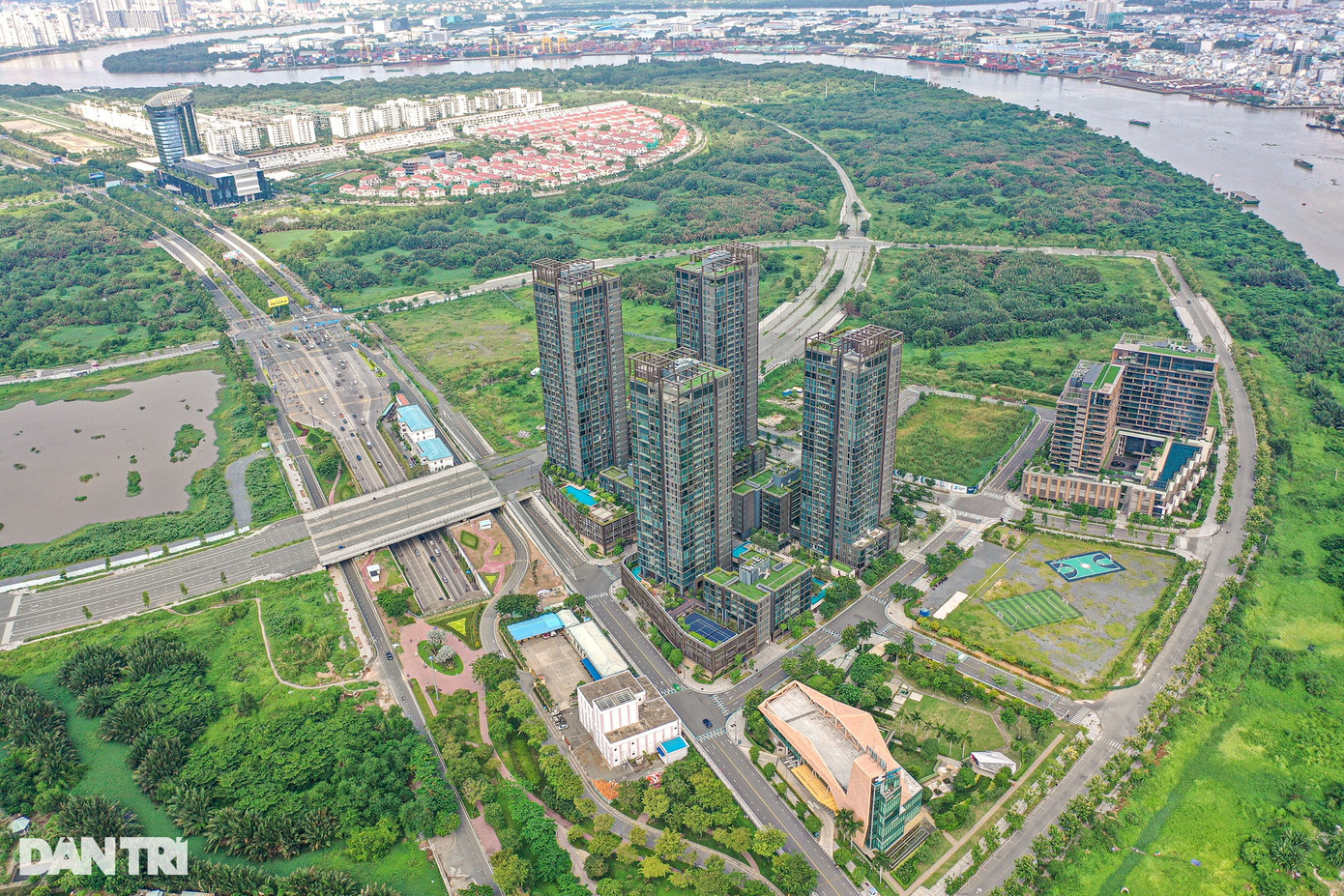 Xung quanh khu vực cầu Ba Son, hầm Thủ Thiêm cũng có một số dự án cao tầng đã được xây dựng như The Metropole, Empire City, The River Thủ Thiêm... Trong đó, Empire City thuộc Khu chức năng số 2c, có công trình tòa tháp phức hợp 88 tầng (cao 333 m) mang tính biểu tượng quan trọng phía Nam khu lõi trung tâm khu đô thị. Dự án do Công ty TNHH Liên doanh Thành phố Đế Vương (Liên danh chủ đầu tư Keppel Land - Trần Thái - Tiến Phước - quỹ Gaw Capital Partners) thực hiện. Xung quanh khu vực cầu Ba Son, hầm Thủ Thiêm cũng có một số dự án cao tầng đã được xây dựng như The Metropole, Empire City, The River Thủ Thiêm... Trong đó, Empire City thuộc Khu chức năng số 2c, có công trình tòa tháp phức hợp 88 tầng (cao 333 m) mang tính biểu tượng quan trọng phía Nam khu lõi trung tâm khu đô thị. Dự án do Công ty TNHH Liên doanh Thành phố Đế Vương (Liên danh chủ đầu tư Keppel Land - Trần Thái - Tiến Phước - quỹ Gaw Capital Partners) thực hiện.