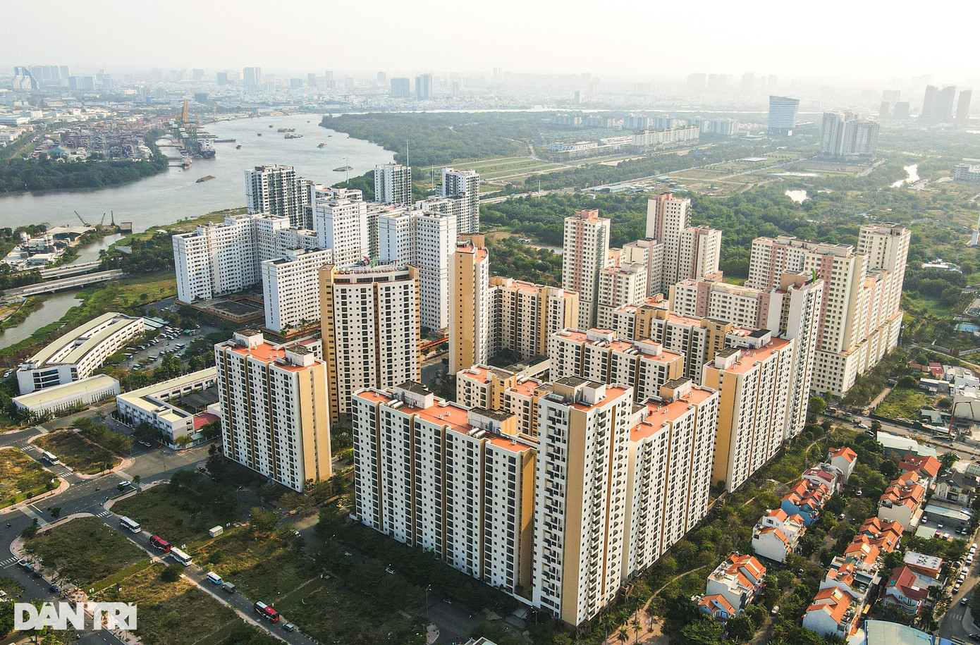 Khu tái định cư Bình Khánh ngay trung tâm Thủ Thiêm, từng được kỳ vọng là dự án kiểu mẫu, khang trang, hiện đại. Được xây dựng để đáp ứng chương trình 12.500 căn hộ phục vụ tái định cư cho Khu đô thị mới Thủ Thiêm, dự án đã được các chủ đầu tư bàn giao cho thành phố. Tuy nhiên đến nay, khu tái định cư vẫn khá vắng vẻ. TPHCM cho biết còn tồn đọng 3.790 căn hộ dù tổ chức đấu giá nhiều lần. Sở Tài nguyên và Môi trường TPHCM mới đây có kiến nghị thành phố tiếp tục đấu giá các căn hộ này. Khu tái định cư Bình Khánh ngay trung tâm Thủ Thiêm, từng được kỳ vọng là dự án kiểu mẫu, khang trang, hiện đại. Được xây dựng để đáp ứng chương trình 12.500 căn hộ phục vụ tái định cư cho Khu đô thị mới Thủ Thiêm, dự án đã được các chủ đầu tư bàn giao cho thành phố. Tuy nhiên đến nay, khu tái định cư vẫn khá vắng vẻ. TPHCM cho biết còn tồn đọng 3.790 căn hộ dù tổ chức đấu giá nhiều lần. Sở Tài nguyên và Môi trường TPHCM mới đây có kiến nghị thành phố tiếp tục đấu giá các căn hộ này.