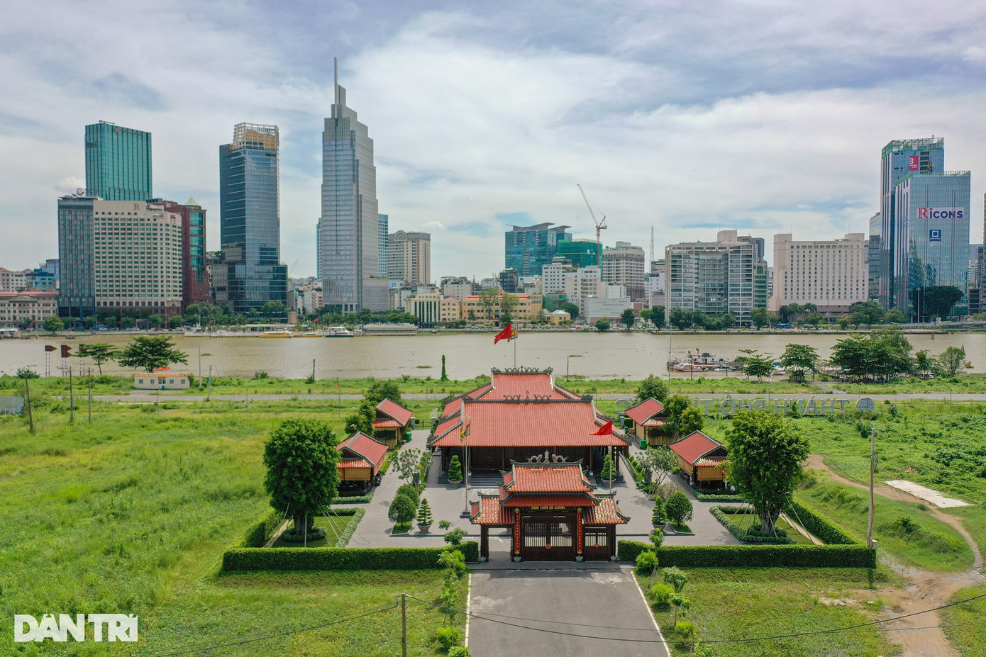 Đình An Khánh - ngôi đình cổ nhất ở vùng đất Thủ Thiêm có tuổi đời khoảng 300 năm cũng vừa được phục dựng sau gần một năm thi công. Ngôi đình được xây lại cạnh vị trí cũ với diện tích khoảng 1.200m2, sau khi bị di dời từ năm 2014. Đình An Khánh - ngôi đình cổ nhất ở vùng đất Thủ Thiêm có tuổi đời khoảng 300 năm cũng vừa được phục dựng sau gần một năm thi công. Ngôi đình được xây lại cạnh vị trí cũ với diện tích khoảng 1.200m2, sau khi bị di dời từ năm 2014.