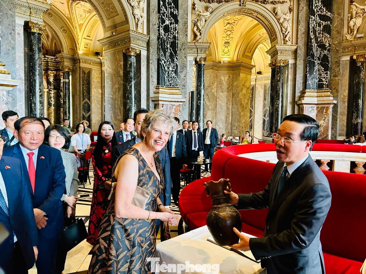 Chủ tịch nước Võ Văn Thưởng tặng bà Sabine Haag và Bảo tàng Lịch sử Nghệ thuật Vienna chiếc bình gốm Việt Nam.