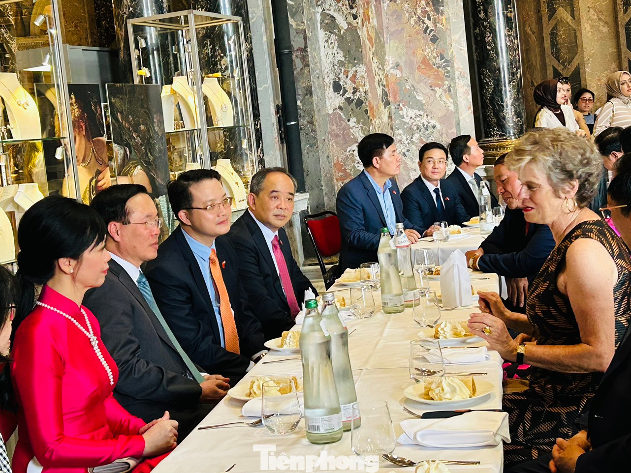 Chủ tịch nước trò chuyện với bà Tổng giám đốc Sabine Haag hơn một tiếng đồng hồ về nghệ thuật trước khi đi thăm các gian phòng bày những tác phẩm hội hoạ.