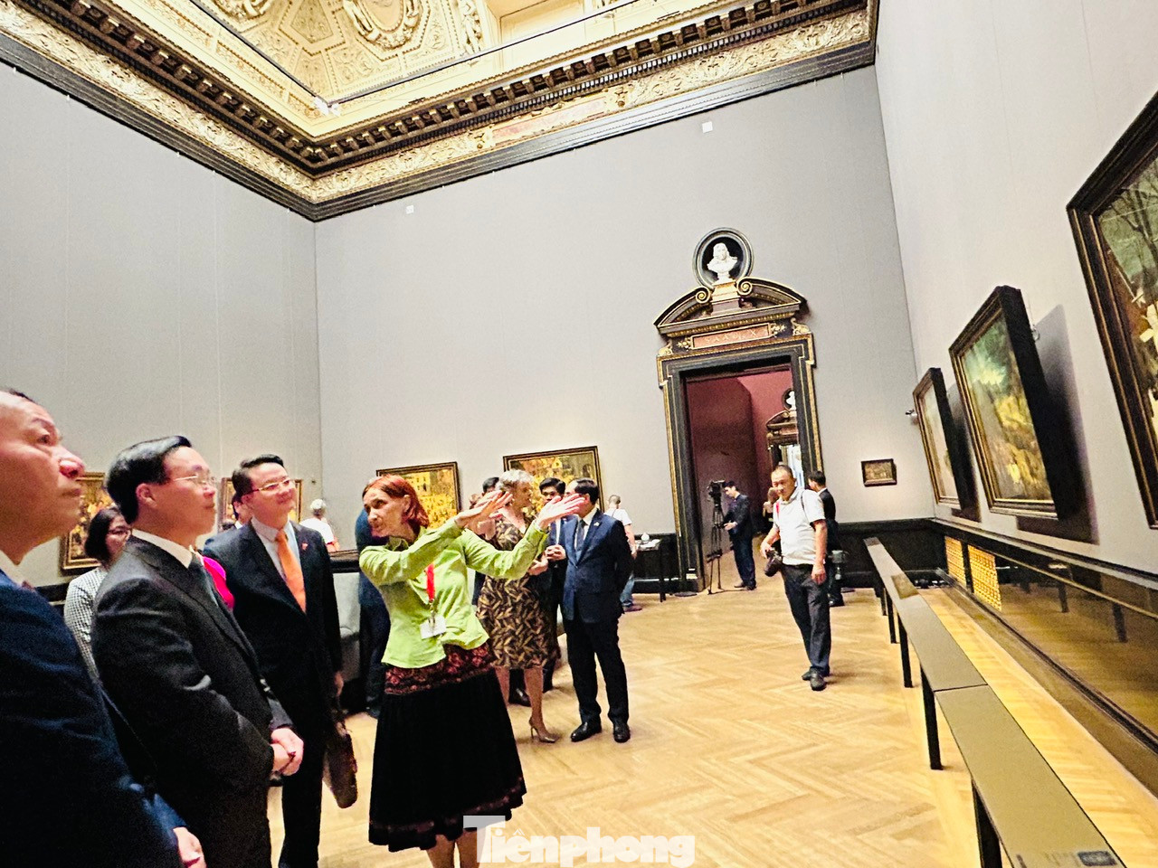 Nhân viên Bảo tàng Lịch sử Nghệ thuật Vienna giới thiệu với Chủ tịch nước Võ Văn Thưởng một số tác phẩm nghệ thuật đặc sắc của bảo tàng.