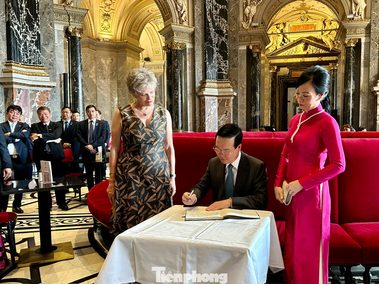 Chủ tịch nước Võ Văn Thưởng ghi lưu niệm vào sổ của Bảo tàng Lịch sử Nghệ thuật Vienna.