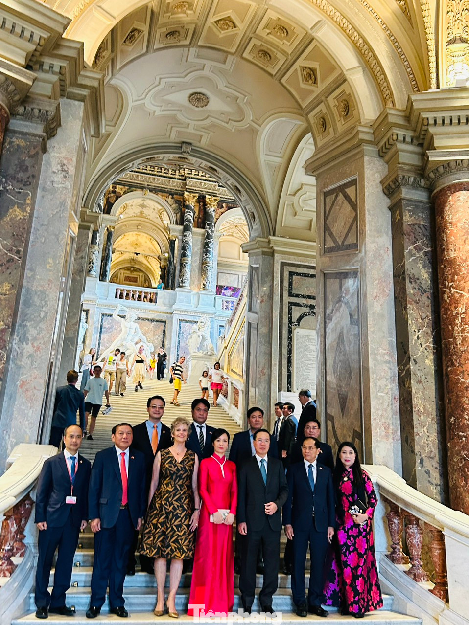 Bà Sabine Haag - Tổng giám đốc Bảo tàng Lịch sử Nghệ thuật Vienna cùng các nhân viên đón tiếp và hướng dẫn Chủ tịch nước Võ Văn Thưởng cùng Phu nhân và những người cùng đi thăm và chiêm ngưỡng các tác phẩm nghệ thuật trưng bày trong bảo tàng.