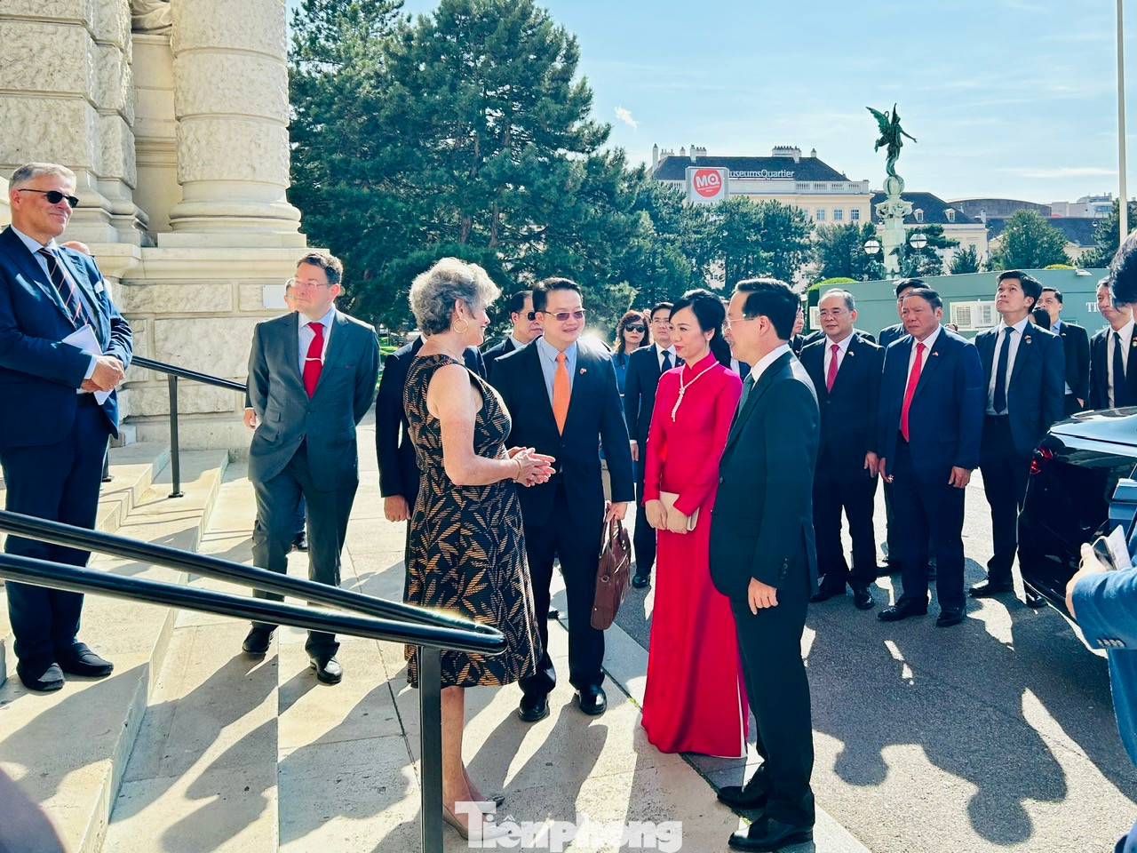 Bà Sabine Haag - Tổng giám đốc Bảo tàng Lịch sử Nghệ thuật Vienna cùng các nhân viên ở đây đã đón tiếp và hướng dẫn Chủ tịch nước Võ Văn Thưởng cùng Phu nhân và những người cùng đi thăm và chiêm ngưỡng các tác phẩm nghệ thuật trưng bày trong bảo tàng.