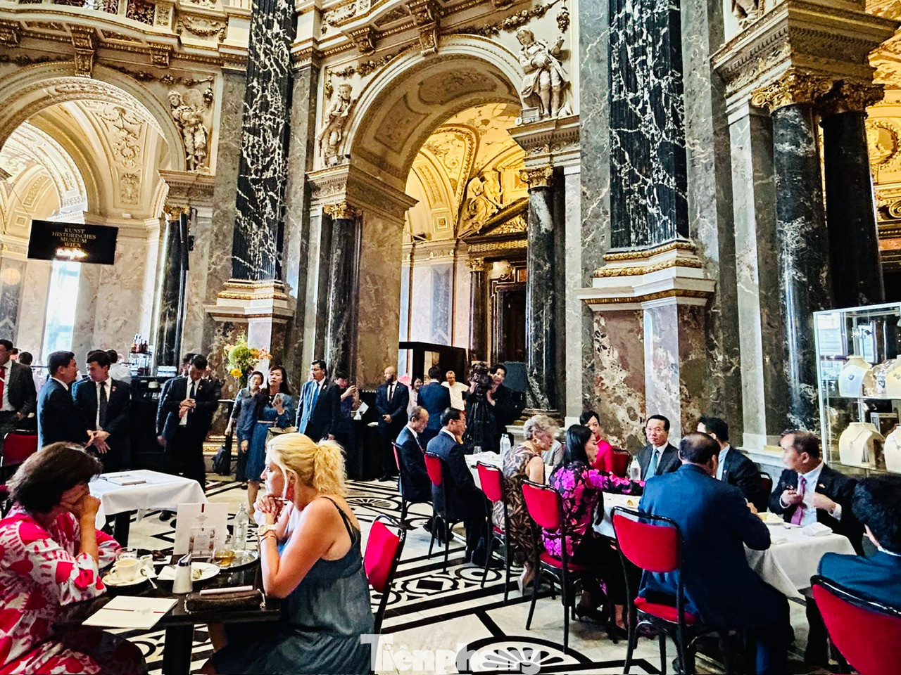 Cuộc trò chuyện của Chủ tịch nước với bà Tổng giám đốc và toàn bộ chuyến thăm bảo tàng diễn ra trong khi bảo tàng vẫn mở cửa đón khách bình thường đã khiến cho chuyến thăm có không khí rất tự nhiên và thân mật.